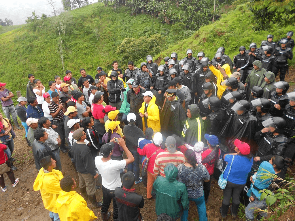Intag activists stand off against the Ecuadorian police