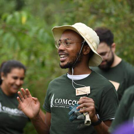 Student leading a volunteer group at Orientation