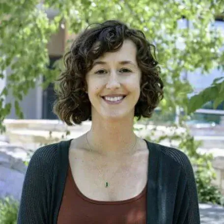 Samantha Alger Headshot