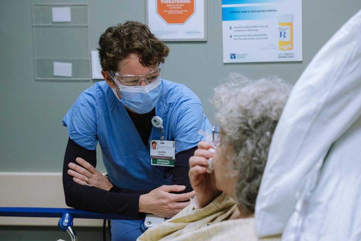 Fourth year medical student on their emergency medicine rotation working with a patient in the UVM Emergency Department.