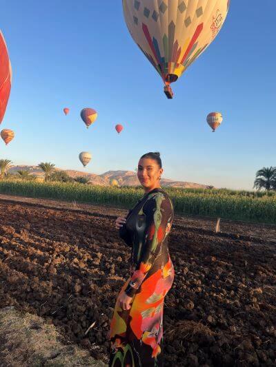 Isabel McGregor with air balloons in the background