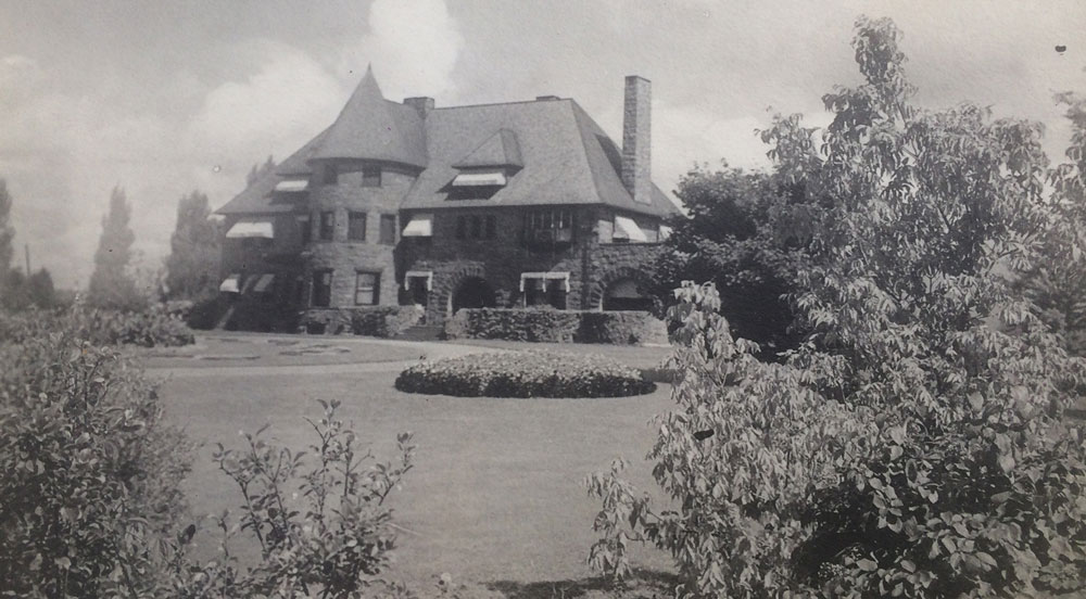 Redstone Mansion Facade prior to the Building's purchase by the University of Vermont